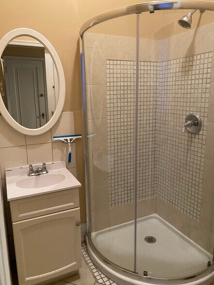 Building Photo - 1800 W 21st Plz