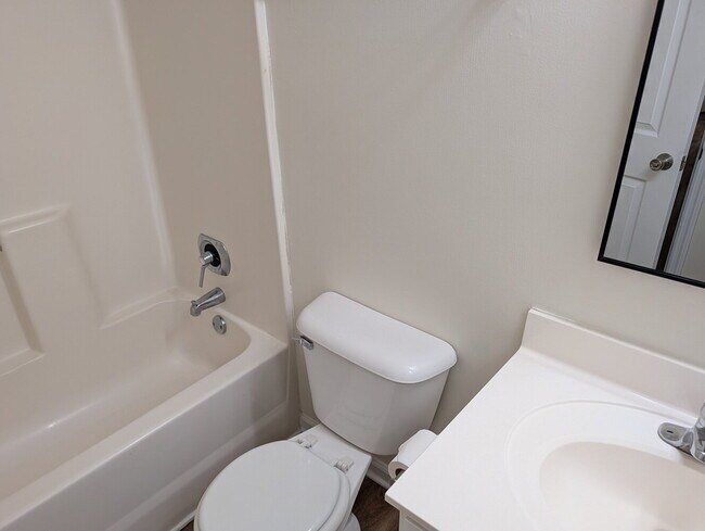 Building Photo - Nice 2 Bedroom Townhouse - 1154 Pueble Drive