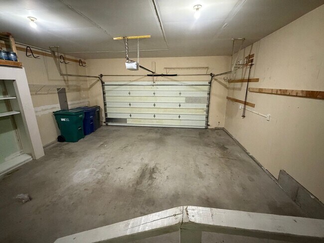 Building Photo - Beautifully updated 3-bedroom, 2-bathroom www.stillproperties.com