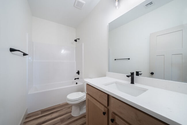 Building Photo - 753 N Gilda St