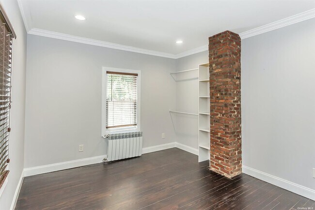 Building Photo - 10 Dosoris Way