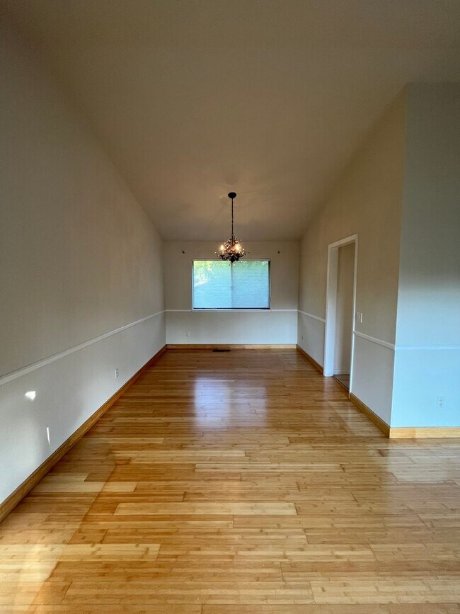 Building Photo - *Holiday Move In Special, $500 Off First Month's Rent! Large 4 bedroom/ 2.5 Bathroom Home for Ren...
