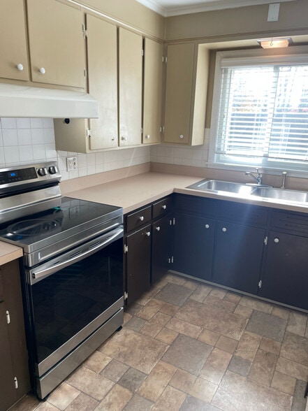 Building Photo - 189 Russell St