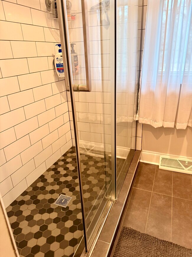 Building Photo - 5200 Skyline Dr