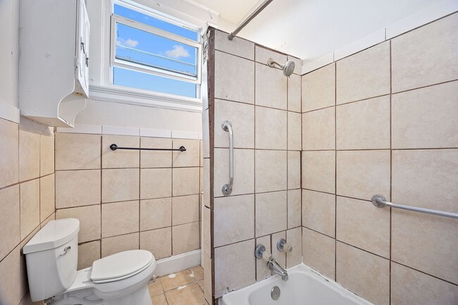 Building Photo - Evanston- Charming 3 bedroom 1 Bath