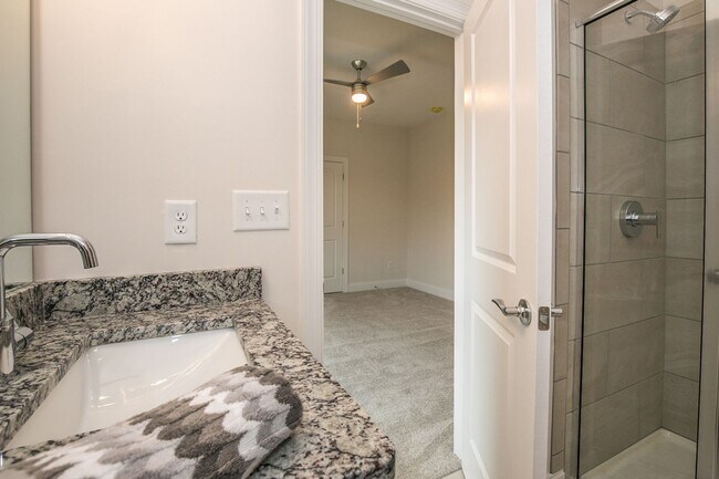 Building Photo - Luxury 2-Bedroom Townhome for Rent in Chimney Oaks – Golf Community Living!