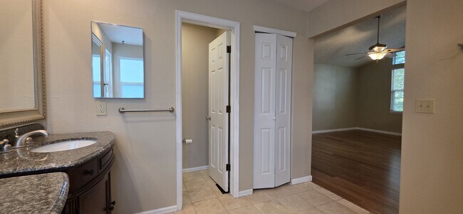 Building Photo - 572 W Jamison Pl