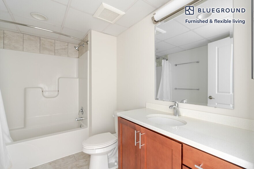 Building Photo - 3444 Fairfax Dr