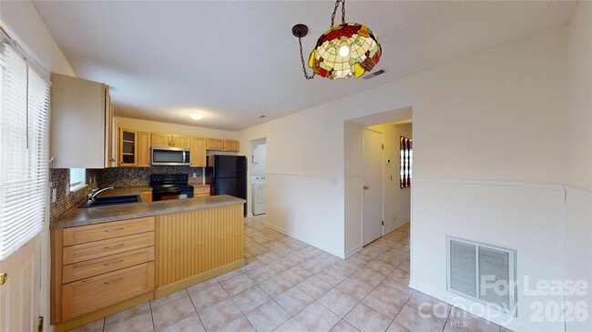 Building Photo - 1211 Scaleybark Rd