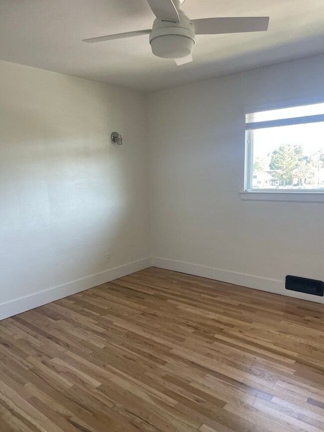 Building Photo - Remolded Mid-Town / South-West location wi...