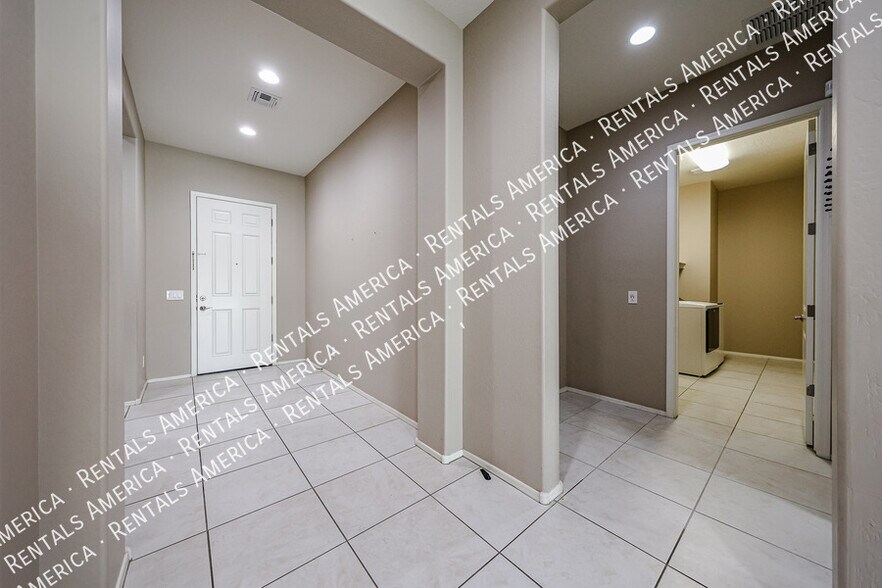 Building Photo - 10160 W Robin Ln