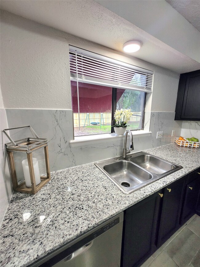 Building Photo - 10047 Emerald Creek Dr