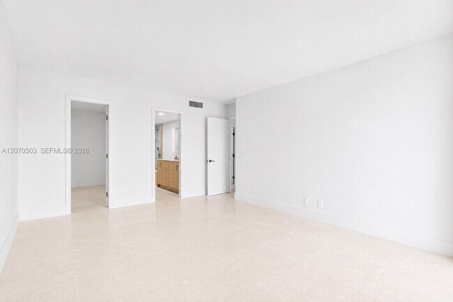 Building Photo - 100 Bayview Dr