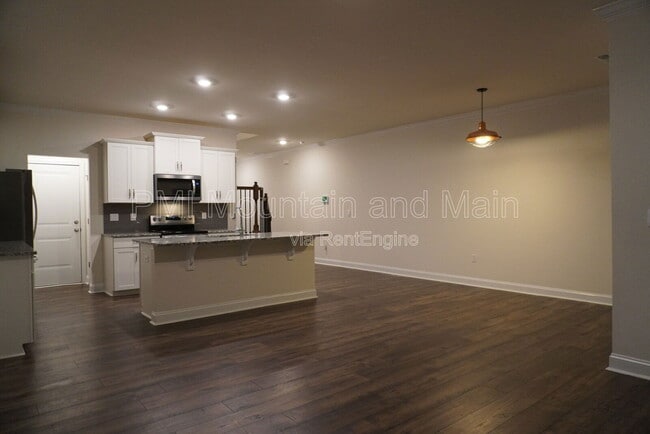 Building Photo - 210 Creekview Rd