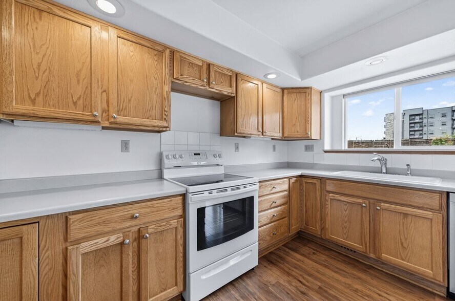 Building Photo - 5660 Many Springs Dr