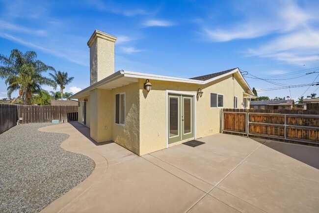 Building Photo - 1677 Sandos St