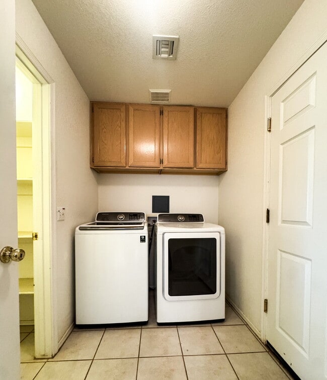 Building Photo - "Charming 3-Bedroom, 2-Bathroom Mesa Del S...