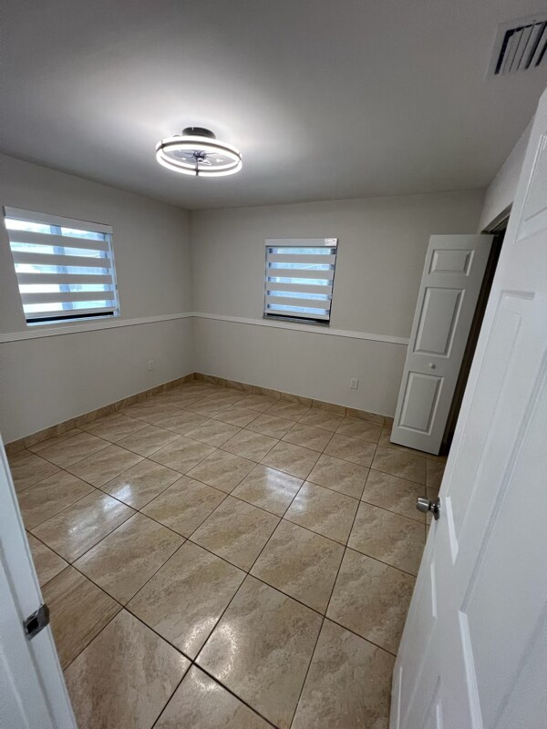 Building Photo - 160 E 34th St