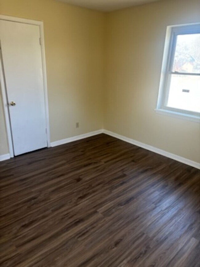 Building Photo - VERY NICE HOME IN THE RIDGECREST AREA. PETS NEGOTIABLE WITH OWNERS APPROVAL