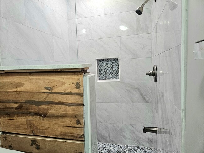 Building Photo - 4419 W Bayshore Dr