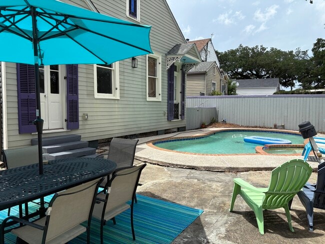 Building Photo - 218 N Alexander St