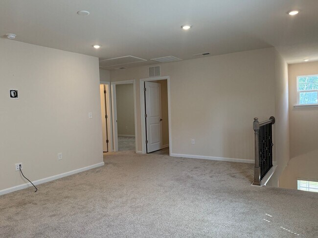 Building Photo - AMAZING LOCATION, Fantastic 3 Bed Home, In...