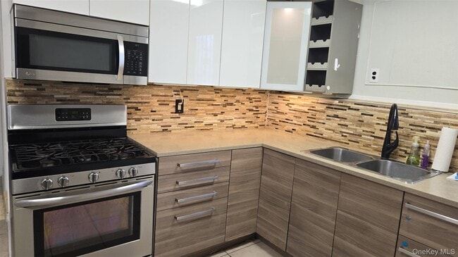 Building Photo - 581 Meacham Ave