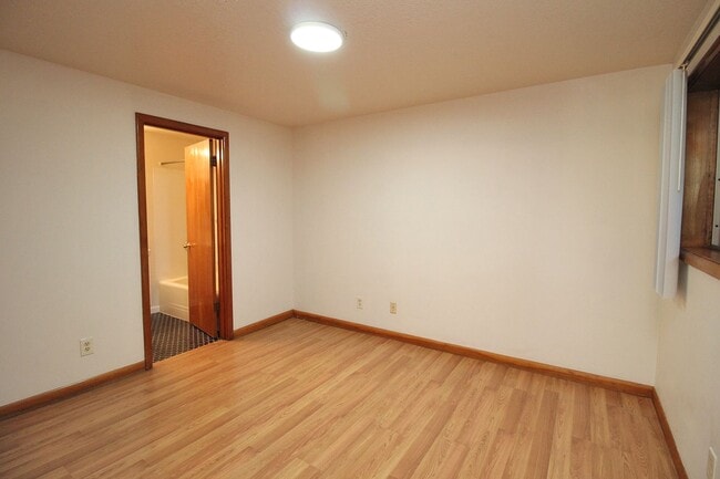 Building Photo - 3200-3236 SW Marigold St