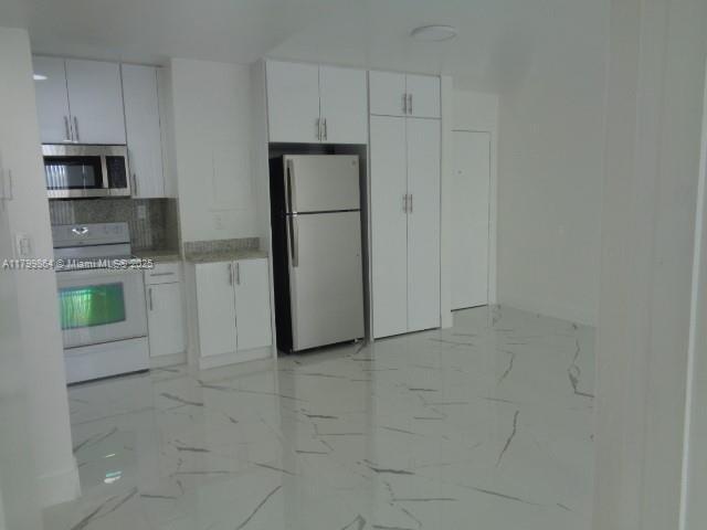 Building Photo - 8820 Fontainebleau Blvd