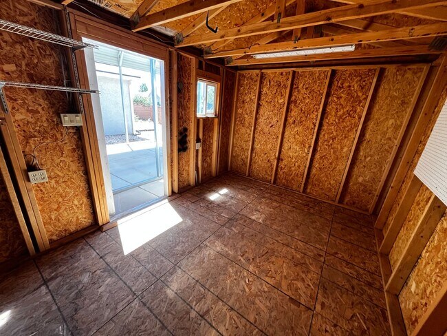 Building Photo - Cozy Private Pet Friendly Home!!