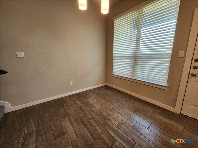 Building Photo - 565 Creekside Frst