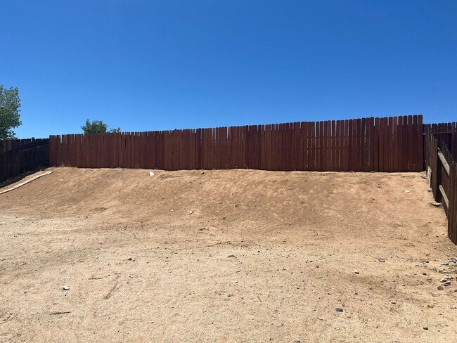 Building Photo - 3 bedroom 2 bathroom Home available in Vic...