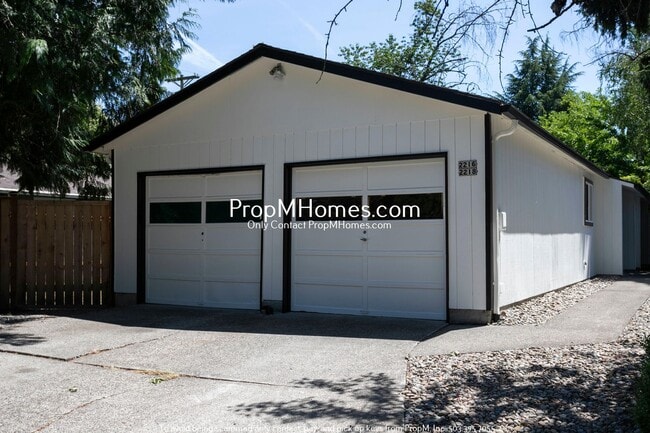 Building Photo - Updated Two Bedroom Duplex in Sellwood - Garage Included!