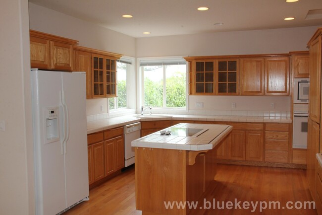 Building Photo - REDUCED $200!!   3-4 Bed, 3 Bath Camas Hom...