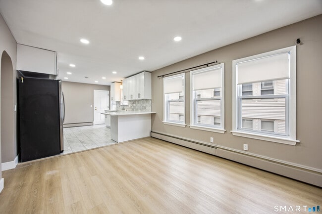 Building Photo - 87 Putnam St