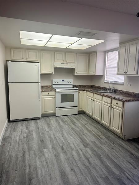 Building Photo - 411 S Crescent Dr