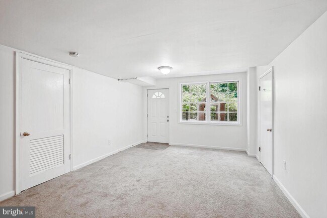 Building Photo - 7001 Longwood Dr