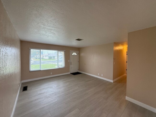 Building Photo - 3 bedroom single story in Manteca!