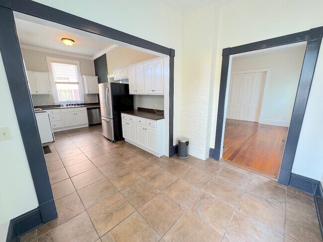 Building Photo - 313 W 33rd St