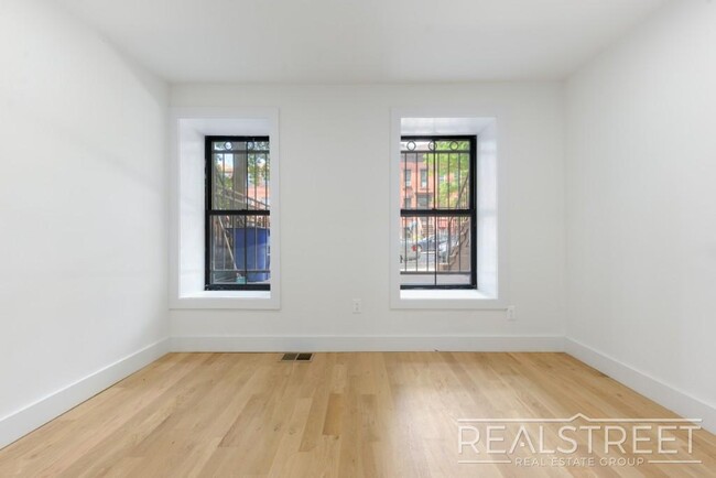 Building Photo - new 3 bed 2 Bath Duplex in Ocean Hill!