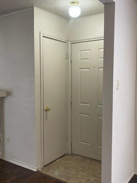 Building Photo - 1007 Spring Loop
