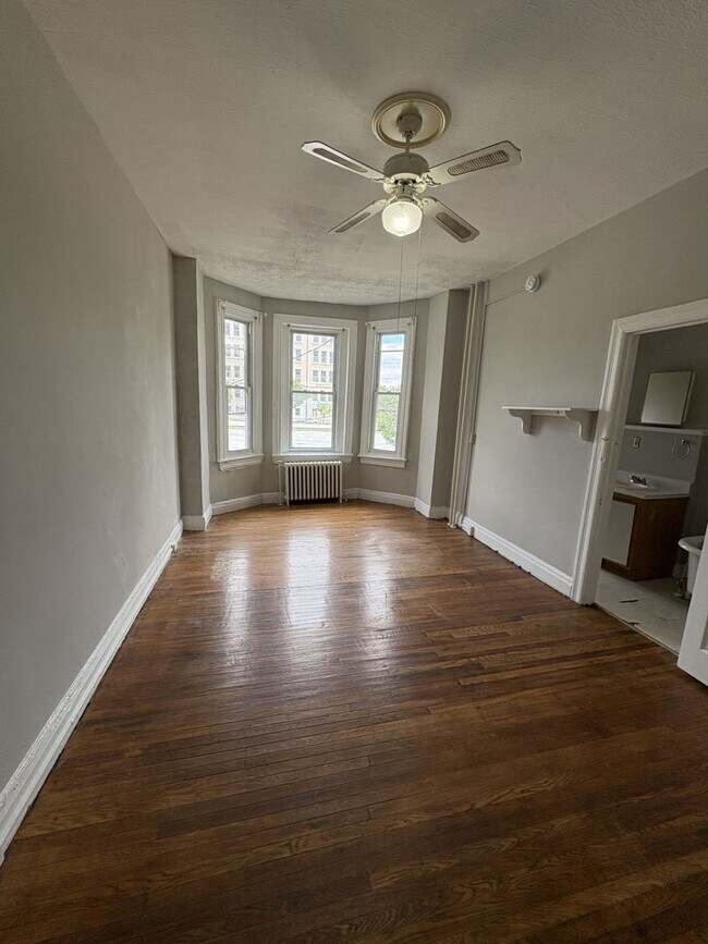 Building Photo - Well-Appointed Charles Village/Station Nor...