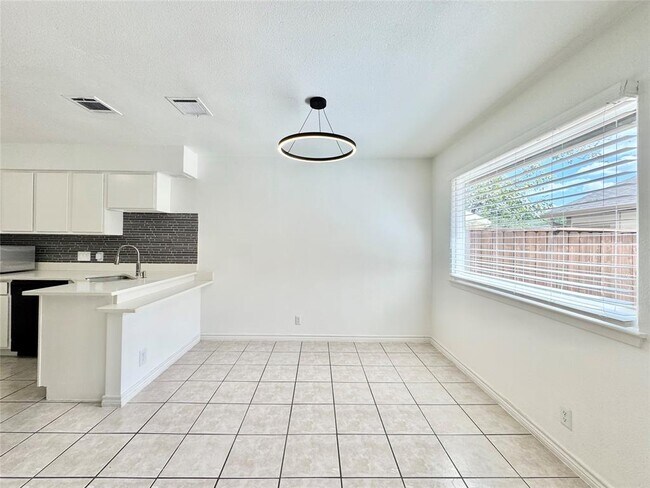 Building Photo - 1423 W Braker Ln