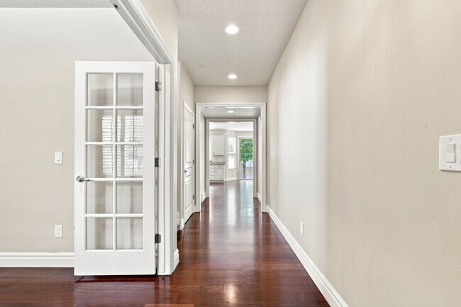 Building Photo - Quiet & Spacious 4 Bed Holladay Home – Walk-In Closets & Big Backyard!!!