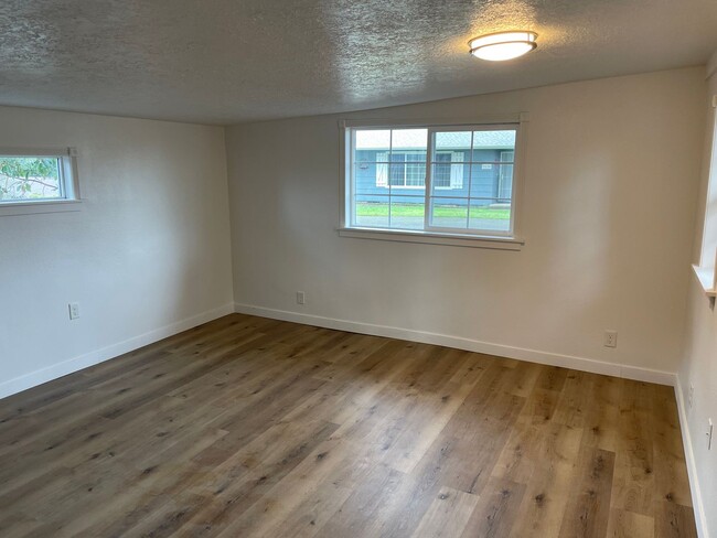 Building Photo - 2 Bed / 1 Bath House in Quiet West Salem H...