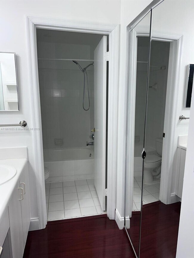Building Photo - 991 Sevilla Cir