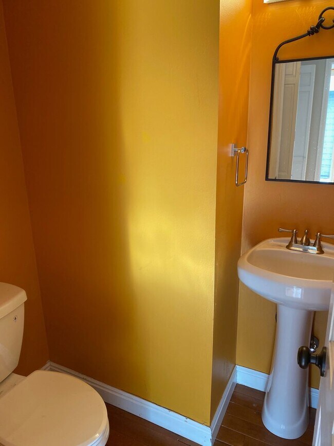 Building Photo - 4 Bed 3.5 Bath Wonderland Hill Townhouse