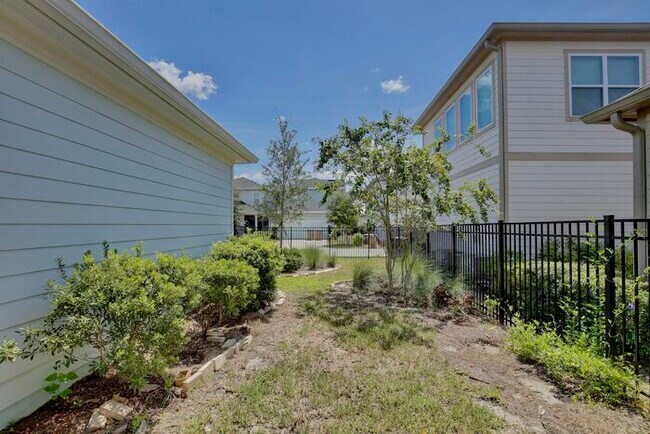 Building Photo - Modern 5/3 Water-View Home in Weslyn Park ...