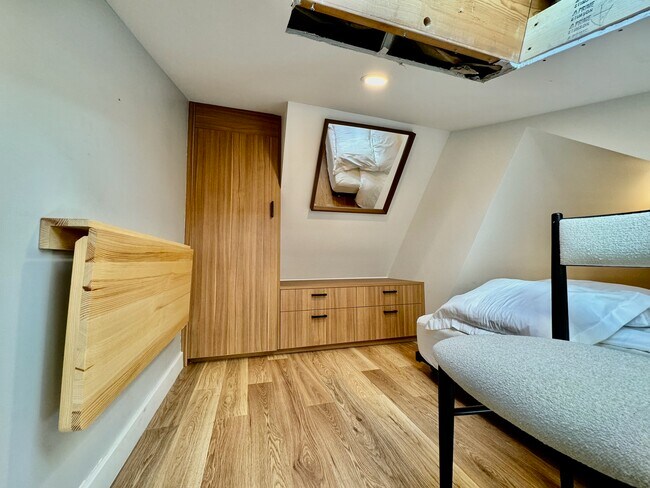 Building Photo - 910 W Hallam St