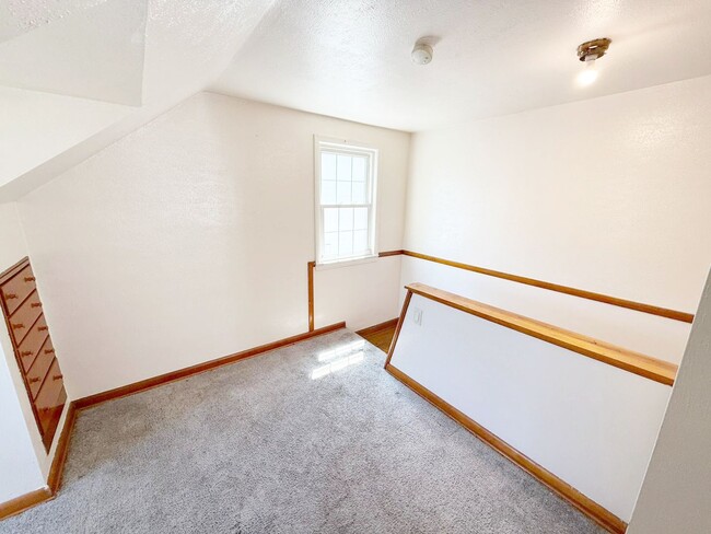 Building Photo - 3 BED 1 BATH BEAUTIFUL SINGLE FAMILY HOME ...
